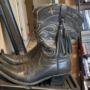 Women’s Black Ariat boots with tassels.